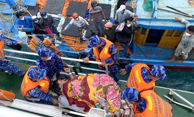 Đưa nạn nhân bị chấn thương gan nặng trên đảo Lý Sơn vào đất liền ảnh 1