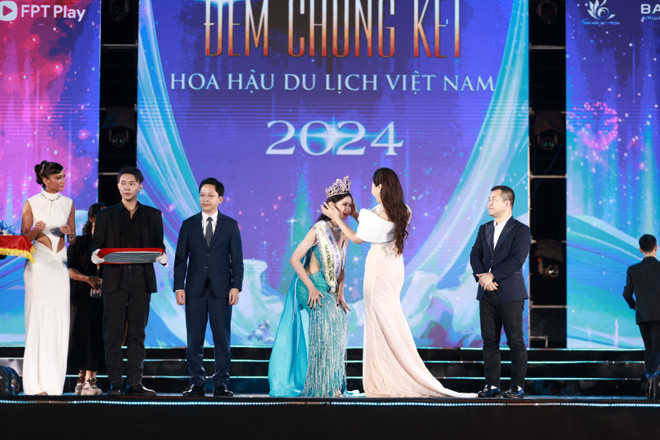 Khoảnh khắc tân Hoa hậu nhận vương miện từ ban tổ chức. (Ảnh: BTC) z5696761846171_3fe62929a5a628521d1189a9da3d6f25.jpg