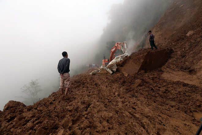 Tạm thời thông tuyến Quốc lộ 12 sau sự cố trượt tảng đá lớn ảnh 1