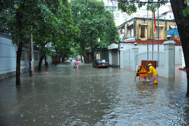Bão số 3 suy yếu trở thành áp thấp nhiệt đới tại khu vực Hà Nội ảnh 1