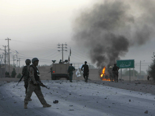 Hiện trường một vụ đánh bom ở Afghanistan. (Nguồn: businessinsider.com) Afghanistan: Tấn công liều chết bằng bom xe gần sân bay Kabul ảnh 1