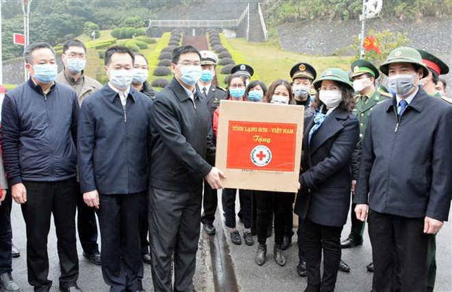 Tặng 350.000 chiếc khẩu trang cho Khu tự trị dân tộc Choang Quảng Tây ảnh 1