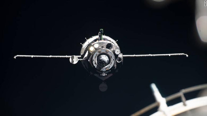 Tàu Soyuz MS-13 đưa 3 nhà du hành vũ trụ trở về Trái Đất an toàn ảnh 1