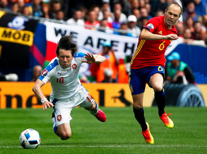 Tiền vệ Tây Ban Nha Andres Iniesta (phải) nỗ lực tranh bóng với Tomas Rosicky của Cộng hòa Séc trong trận đấu. (Nguồn: EPA/TTXVN) Đội hình tiêu biểu sau vòng bảng EURO 2016: Vắng bóng Ronaldo ảnh 2