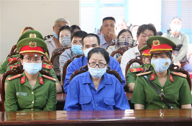 Buôn lậu 51kg vàng, Nguyễn Thị Kim Hạnh cùng 24 đồng phạm hầu tòa ảnh 3