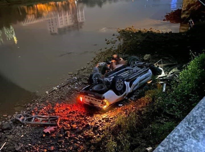 Quảng Ninh: Xe bán tải lao xuống sông Ka Long, 3 người thương vong ảnh 1