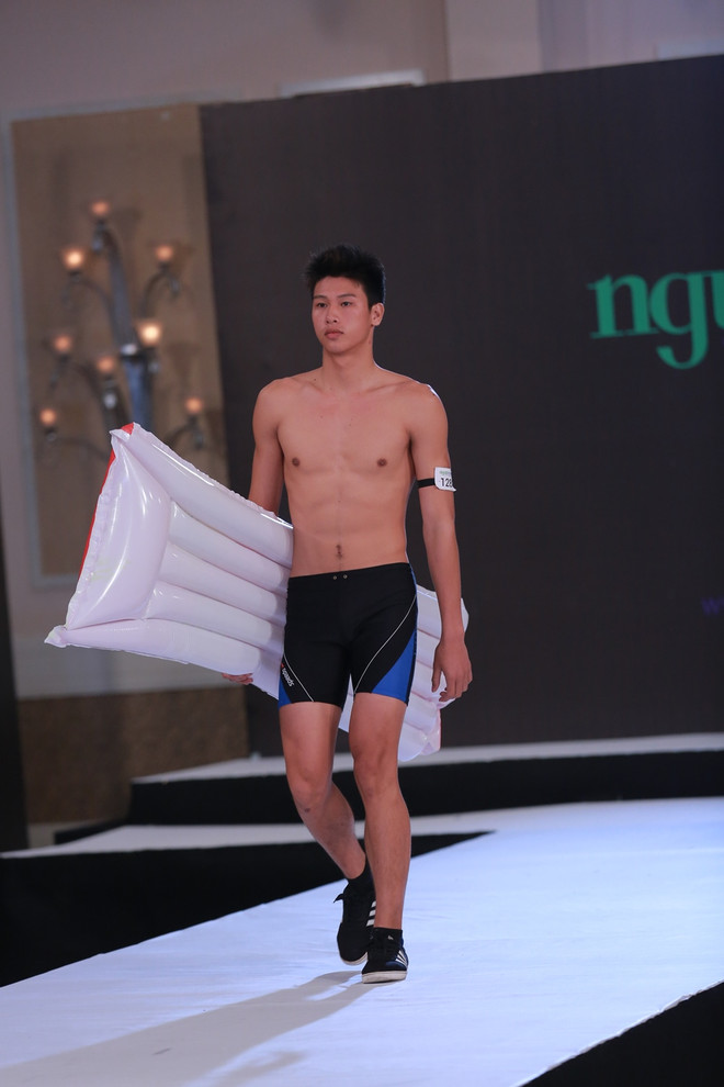 Thí sinh Next Top Model khoe body chuẩn 6 múi và chân dài miên man ảnh 9