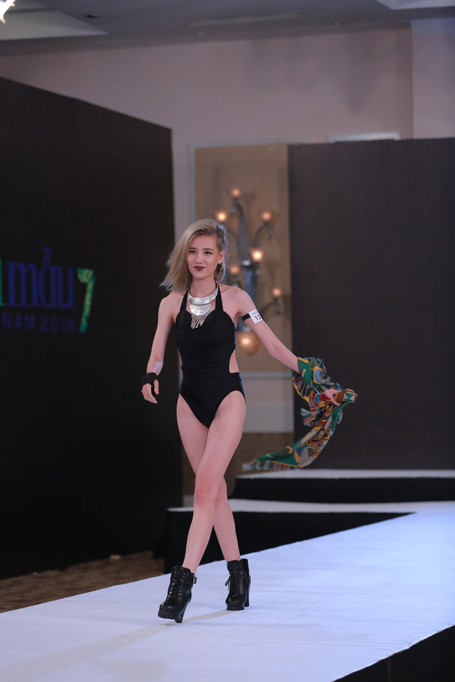 Thí sinh Next Top Model khoe body chuẩn 6 múi và chân dài miên man ảnh 7