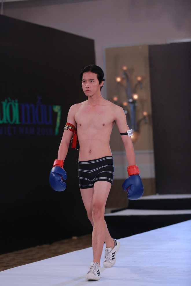 Thí sinh Next Top Model khoe body chuẩn 6 múi và chân dài miên man ảnh 12