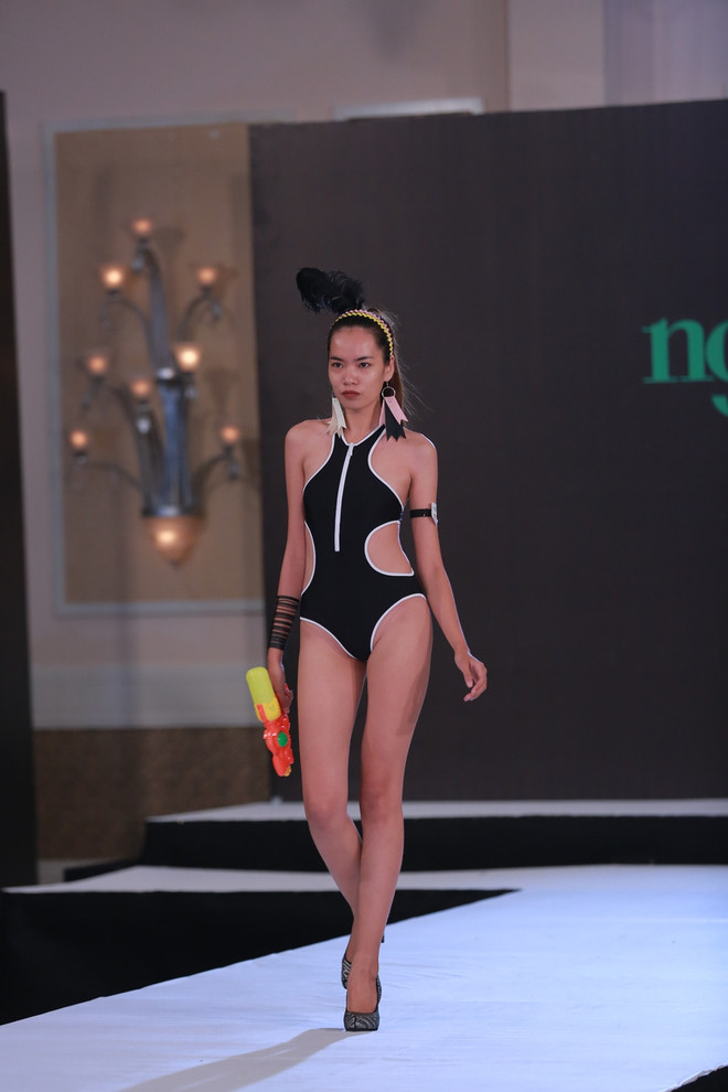 Thí sinh Next Top Model khoe body chuẩn 6 múi và chân dài miên man ảnh 8