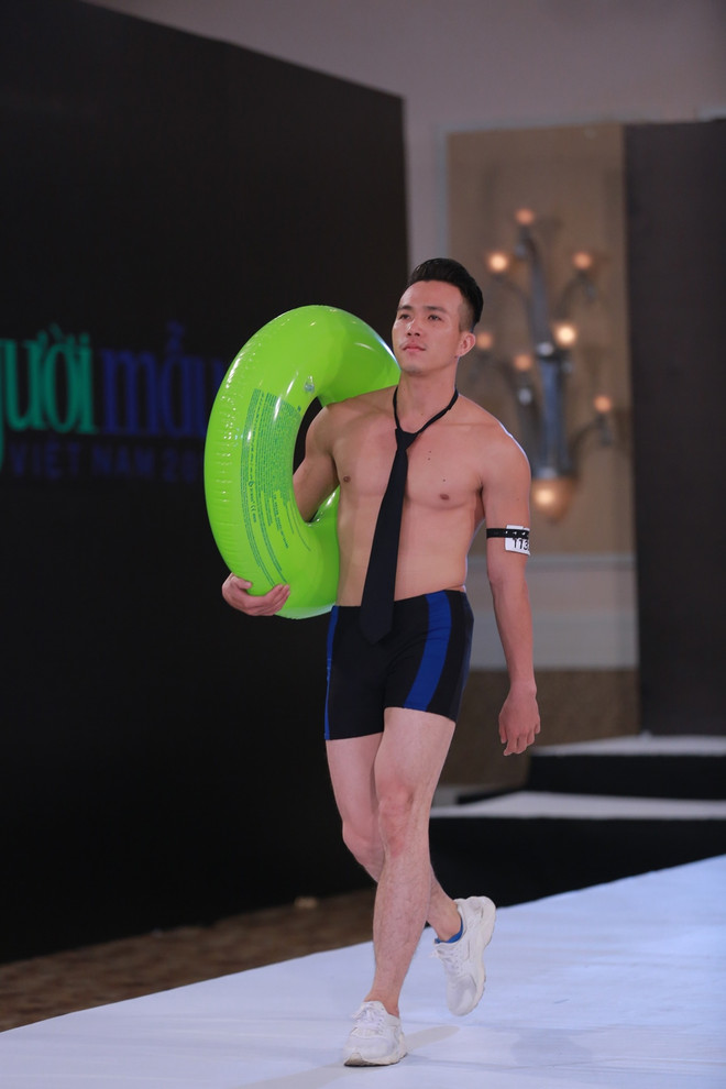 Thí sinh Next Top Model khoe body chuẩn 6 múi và chân dài miên man ảnh 6