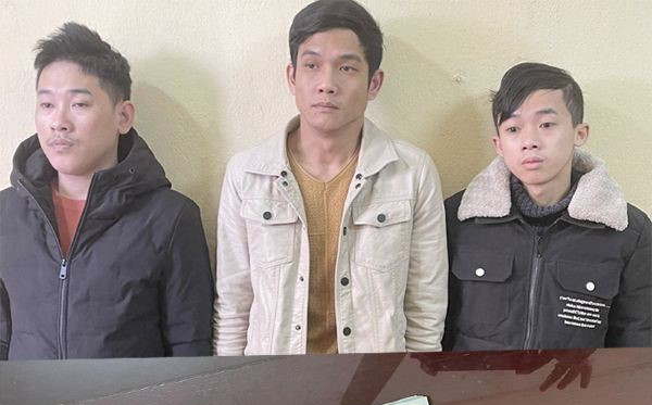 Bắt 3 đối tượng lấy cắp mật khẩu tài khoản, chiếm đoạt hàng tỷ đồng ảnh 1