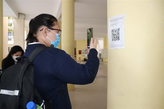 Học sinh lớp 9, lớp 12 ở Thành phố Hồ Chí Minh trở lại trường ảnh 2