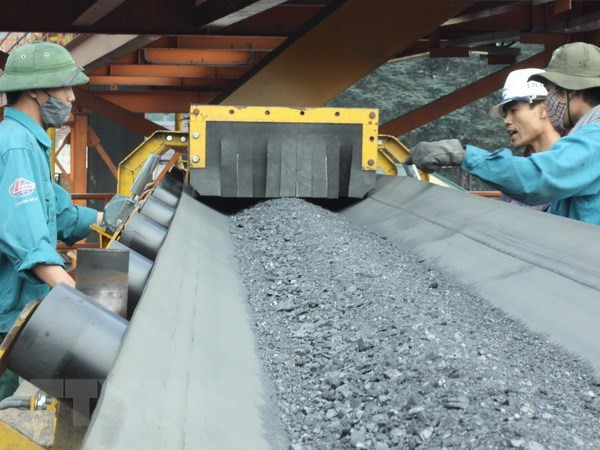 Hoạt động tại dây chuyền tuyển than của TKV. (Nguồn: TTXVN) Rèn luyện tư tưởng, đạo đức cán bộ, đảng viên, lãnh đạo doanh nghiệp ảnh 2