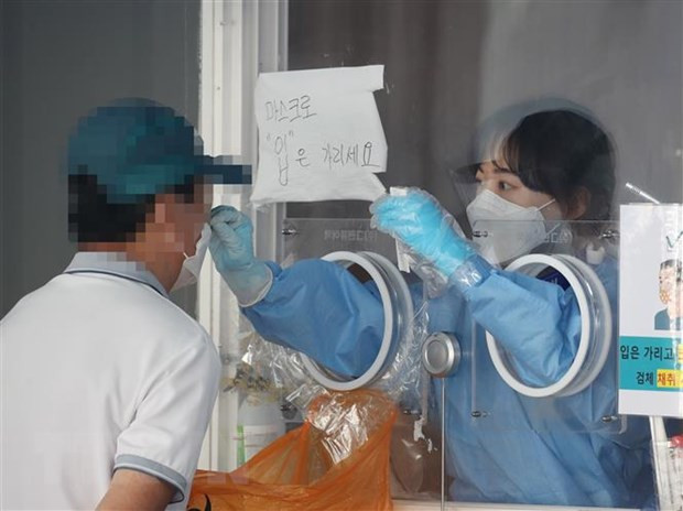Nhân viên y tế lấy mẫu xét nghiệm COVID-19 cho người dân tại Hàn Quốc. (Ảnh: Yonhap/TTXVN) Hàn Quốc thử nghiệm hệ thống AI giúp truy vết các ca mắc COVID-19 ảnh 1