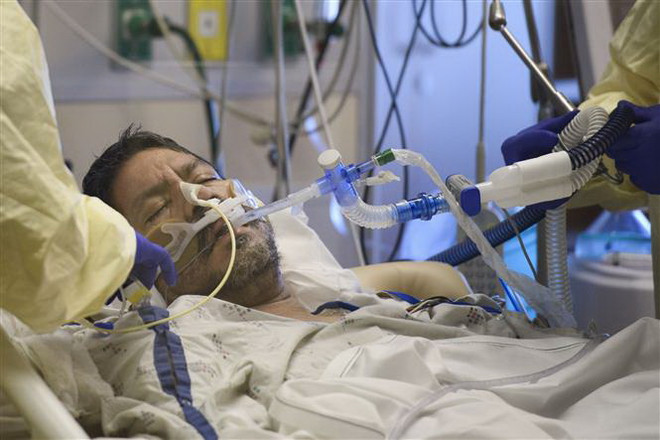 Số người nhập viện và tử vong vì COVID-19 gia tăng tại Mỹ ảnh 1