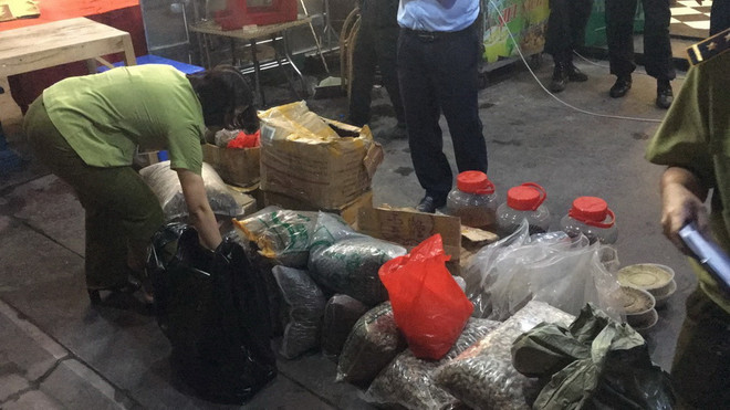 Đội quản lý thị trường số 5 (thành phố Hạ Long, Quảng Ninh) tiến hành niêm phong và tịch thu toàn bộ số hàng hóa tại cửa hàng số A114, đường Hạ Long, phường Bãi Cháy. (Ảnh: Trung Nguyên/TTXVN) Đình chỉ cơ sở bán 1,9kg tam thất với giá hơn 73 triệu đồng ảnh 2