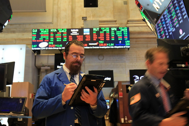 Các thị trường chứng khoán châu Âu và Mỹ diễn biến trái chiều ảnh 1