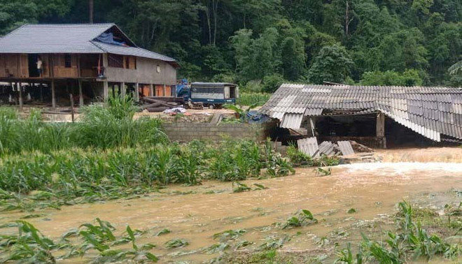 Hoa màu, chuồng trại chăn nuôi của người dân thị trấn Thanh Nhật, huyện Hạ Lang, tỉnh Cao Bằng bị lũ tràn qua gây hư hại. (Ảnh: TTXVN phát) Chín người tử vong do mưa lũ, sét đánh và sạt lở đất trong tuần qua ảnh 1