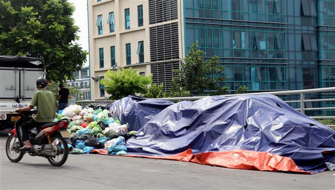 Thành phố Hạ Long ngập rác thải sinh hoạt vì bất đồng tài chính ảnh 2