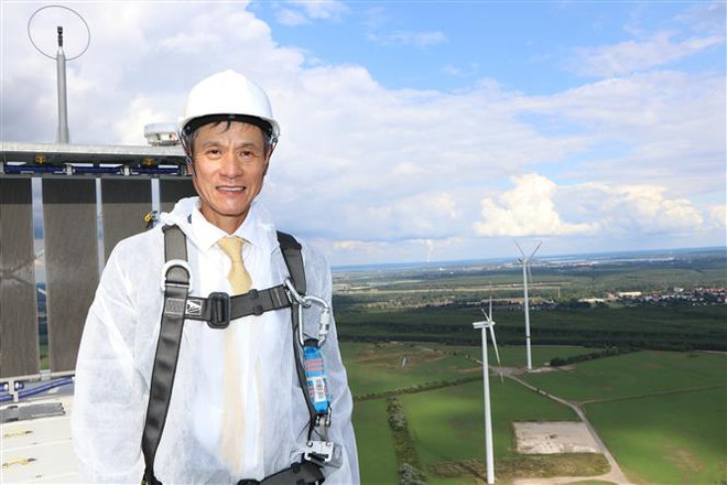 Đại sứ Nguyễn Minh Vũ thăm cánh đồng điện gió của Tập đoàn GICON. (Ảnh: Vũ Tùng/TTXVN) Thúc đẩy hợp tác Việt Nam-Đức trong lĩnh vực năng lượng tái tạo ảnh 2