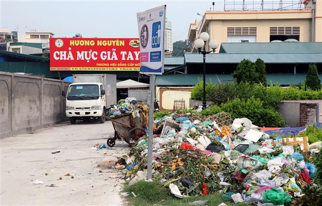 Thành phố Hạ Long ngập rác thải sinh hoạt vì bất đồng tài chính ảnh 1