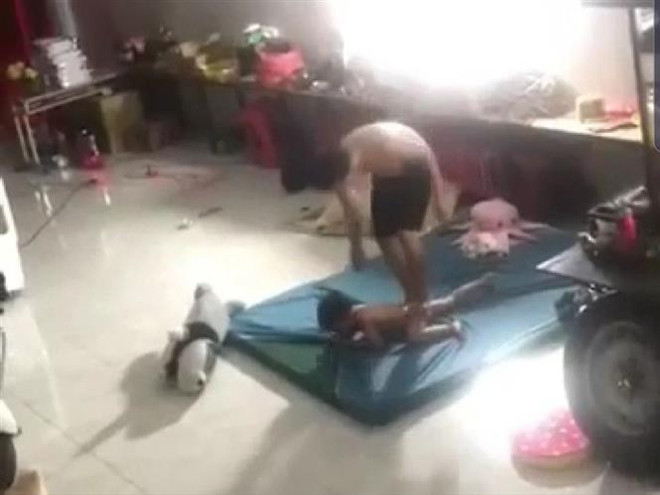Bình Dương: Điều tra vụ bé trai 5 tuổi bị đánh đập, giẫm đạp lên người ảnh 1