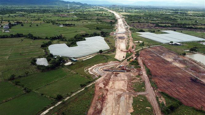 Thi công tuyến cao tốc Bắc-Nam đoạn Cam Lâm-Vĩnh Hảo. (Ảnh: Huy Hùng/TTXVN) Kỳ vọng doanh nghiệp xây dựng hạ tầng bắt nhịp cùng đầu tư công ảnh 2