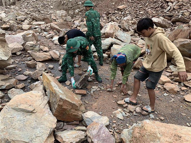 Nghệ An: Sạt lở ở huyện miền núi Kỳ Sơn gây ách tắc giao thông ảnh 1