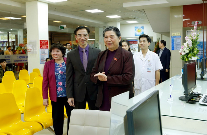 Phó Chủ tịch Quốc hội Tòng Thị Phóng thăm Bệnh viện Tim Hà Nội ảnh 1