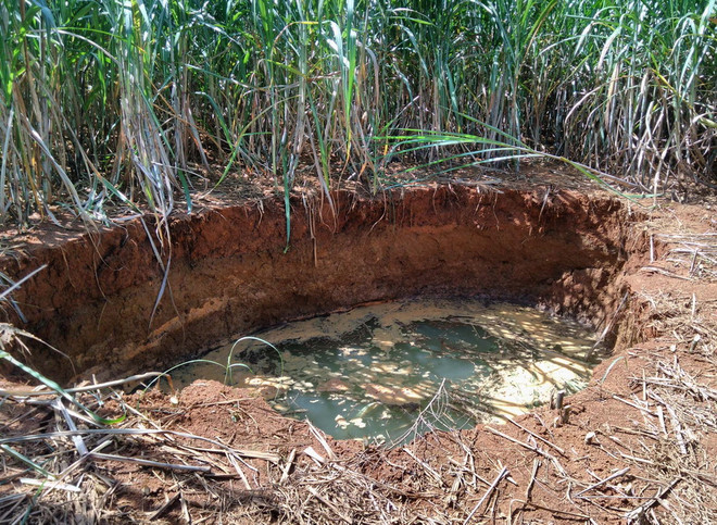 Thanh Hóa: Xuất hiện "hố tử thần" sâu 13m tại xã Ngọc Phụng ảnh 1