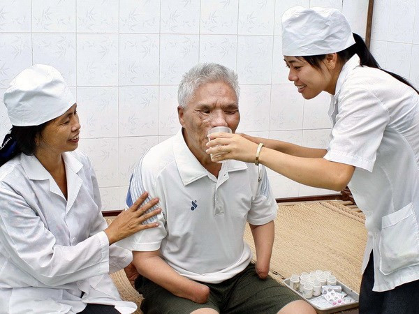 Chăm sóc người có công. (Ảnh minh họa: Thanh Tùng/TTXVN) Xử lý tập thể, cá nhân sai phạm dẫn đến khiếu nại kéo dài tại Lào Cai ảnh 1