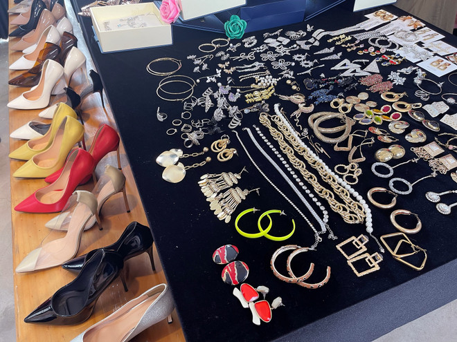 Miss Universe: Khám phá 'trọn bộ' trang phục và phụ kiện của Khánh Vân ảnh 3