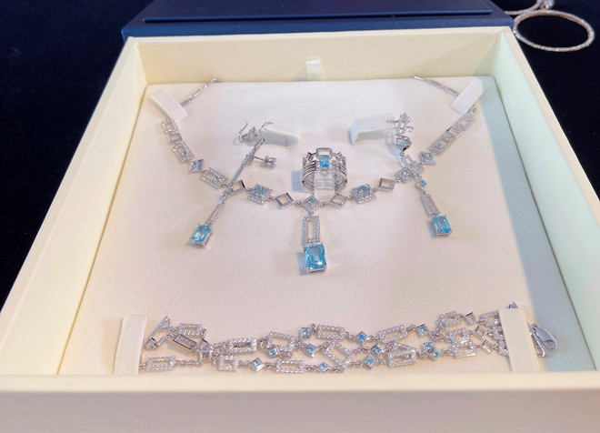 Miss Universe: Khám phá 'trọn bộ' trang phục và phụ kiện của Khánh Vân ảnh 6