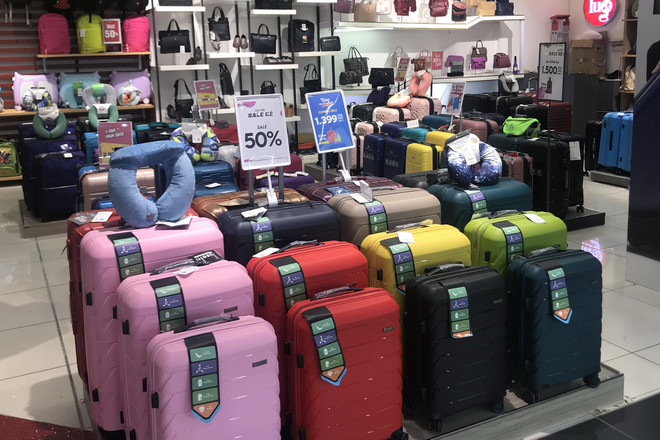 Thời trang, phụ kiện du lịch ‘sale đậm’ trước thềm kỳ nghỉ lễ 30/4-1/5 ảnh 1