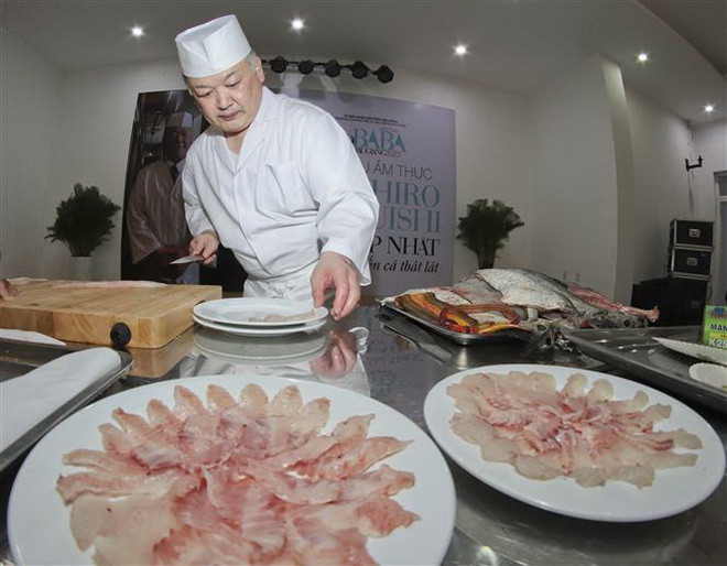 Đầu bếp Kazuhiro Matsuishi xử lý cá thát lát sống làm món sushi cá thát lát. (Ảnh: Duy Khương/TTXVN) Đầu bếp Nhật Bản chế biến shushi từ lươn và cá thát lát Việt Nam ảnh 1