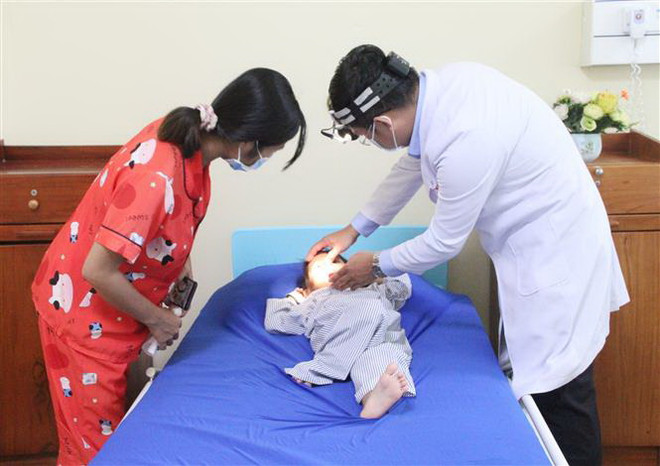 Cục pin đường kính 15mm đã cháy khét 80% nằm trong mũi bé gái 4 tuổi ảnh 1