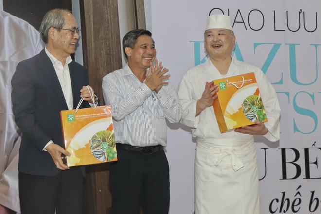 Ông Đồng Văn Thanh, Chủ tịch Ủy ban Nhân dân tỉnh Hậu Giang tặng sản phẩm OCOP của Hậu Giang cho đầu bếp Nhật Bản. (Ảnh: Duy Khương/TTXVN) Đầu bếp Nhật Bản chế biến shushi từ lươn và cá thát lát Việt Nam ảnh 2