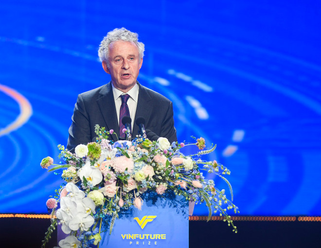 Professor Richard Henry Friend emphasized that the VinFuture Prize continues to affirm its rightful mission and vision: honoring works that improve the lives of billions of people. Photo: VinFuture.