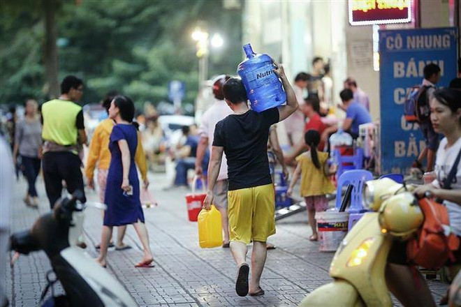 Nước đóng bình khan hàng sau sự cố nước nhiễm dầu thải tại Hà Nội ảnh 1