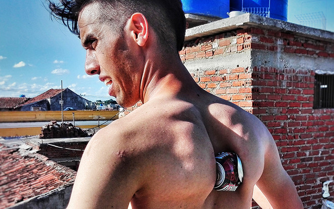 Bóp vỡ lon bia bằng xương bả vai, chàng trai Cuba lập kỷ lục Guinness ảnh 1