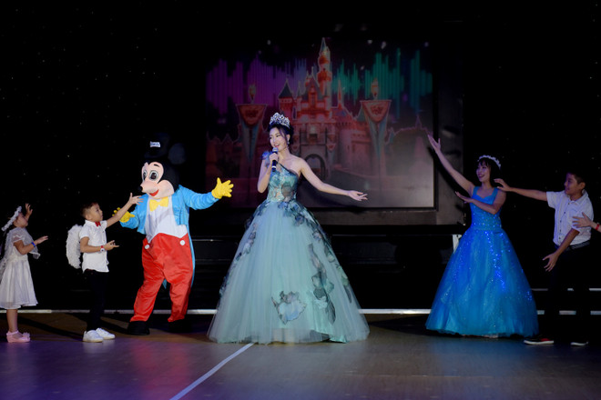 Hoa hậu Mỹ Linh lộng lẫy trong thiết kế đầm công chúa tại Đài Bắc ảnh 2