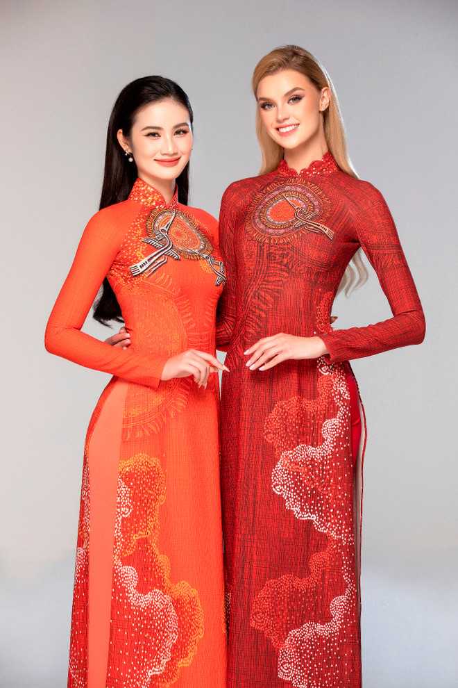 Đương kim Miss World - Krystyna Pyskovas và Hoa hậu Huỳnh Trần Ý Nhi.JPG