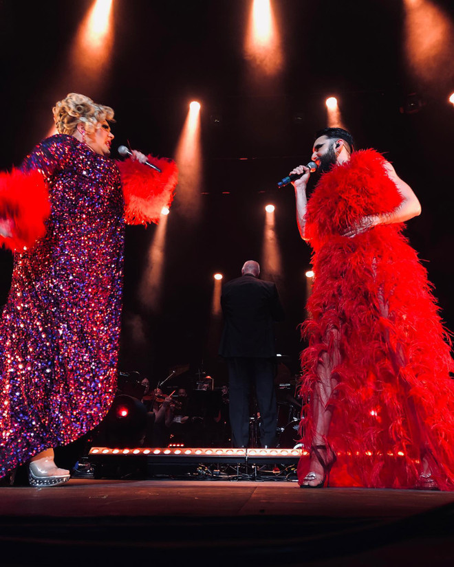 Biểu tượng phi giới tính thế giới diện thiết kế của Trần Hùng lưu diễn ảnh 3