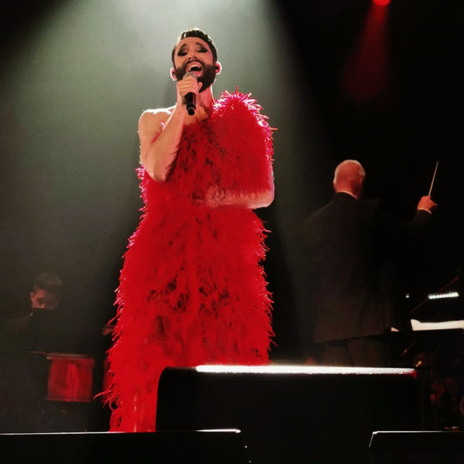 Biểu tượng phi giới tính thế giới diện thiết kế của Trần Hùng lưu diễn ảnh 1