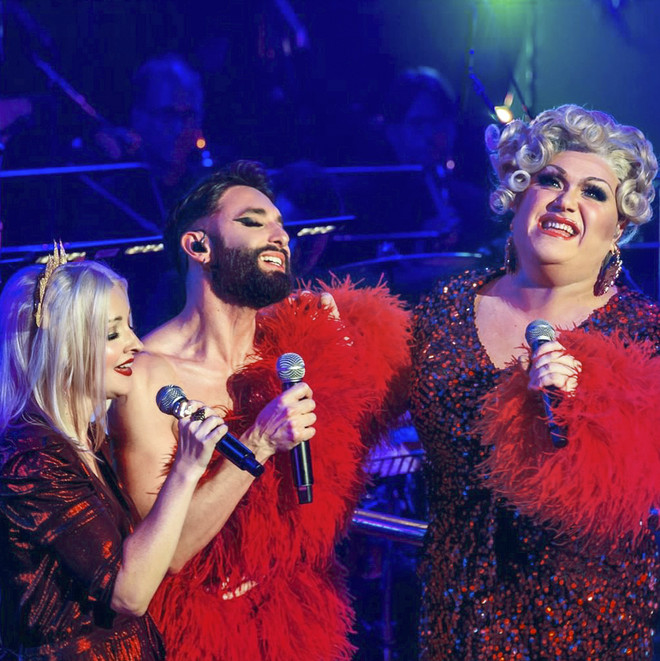 Biểu tượng phi giới tính thế giới diện thiết kế của Trần Hùng lưu diễn ảnh 2