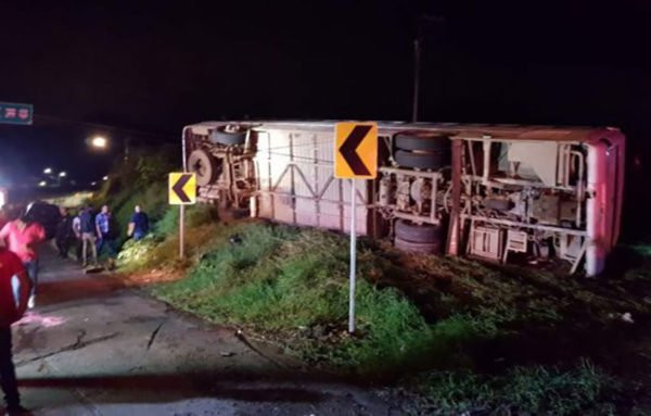 Xe buýt đâm phải xe vận tải hạng nặng, hơn 50 người thương vong ảnh 1