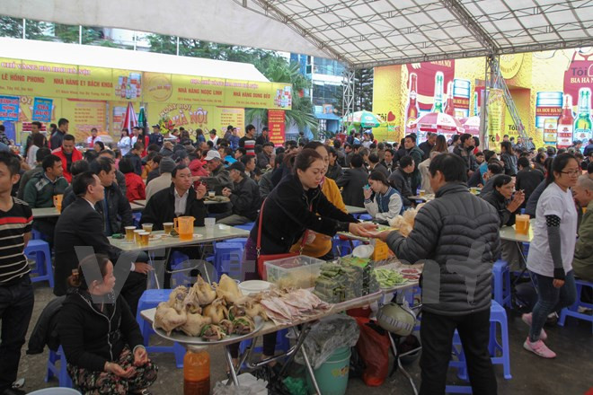 Cụ ông 82 tuổi vẫn háo hức đến tham dự ngày hội Bia Hà Nội 2014 ảnh 2