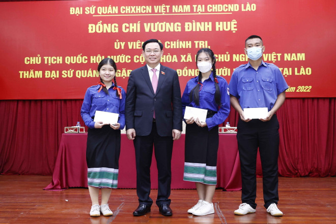 Chủ tịch Quốc hội Vương Đình Huệ gặp mặt cộng đồng người Việt tại Lào ảnh 2