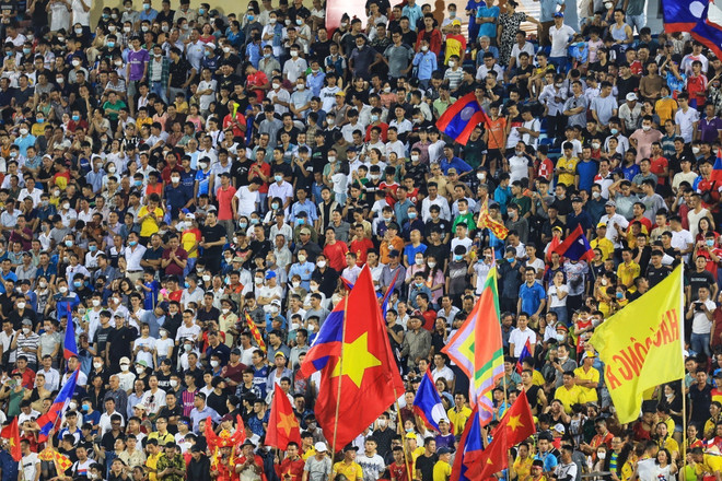 Đông đảo các cổ động viên đến sân Thiên Trường cổ vũ cho hai đội U23 Malaysia và U23 Lào. (Ảnh: Tuấn Anh - TTXVN) Truyền thông các nước ấn tượng với không khí trên sân Thiên Trường ảnh 1